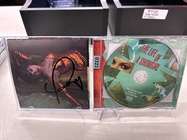 Taylor Swift - The Life of a Showgirl Signed CD | 0323 – Vinceron