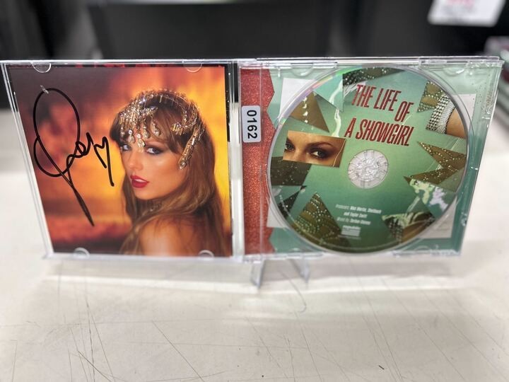 Taylor Swift - The Life of a Showgirl Signed CD | 0162 – Vinceron