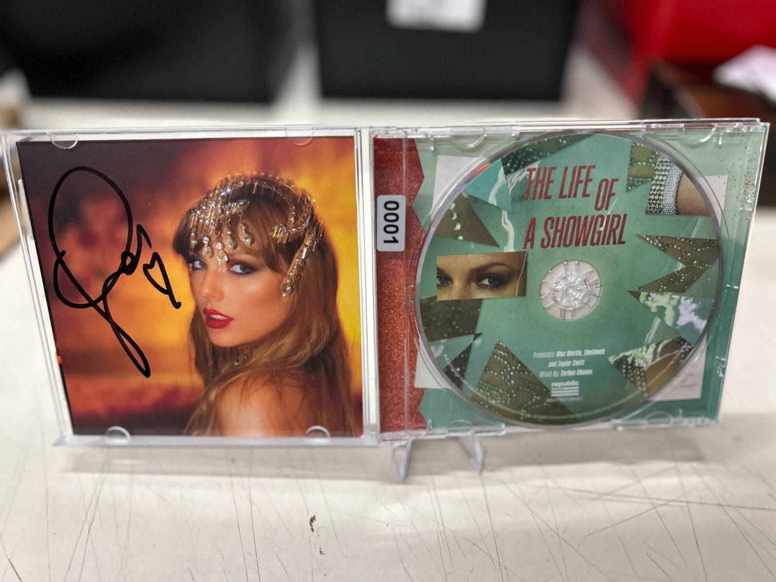 Taylor Swift - The Life of a Showgirl Signed CD | 0001 – Vinceron