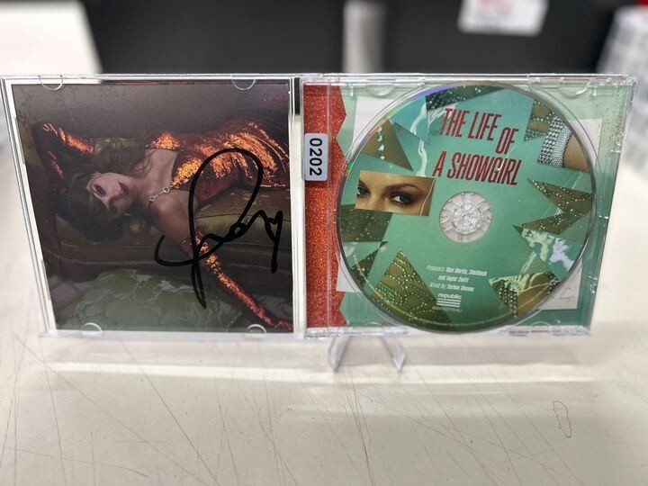 Taylor Swift - The Life of a Showgirl Signed CD | 0202 – Vinceron