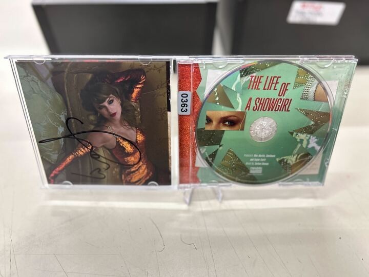 Taylor Swift - The Life of a Showgirl Signed CD | 0363 – Vinceron