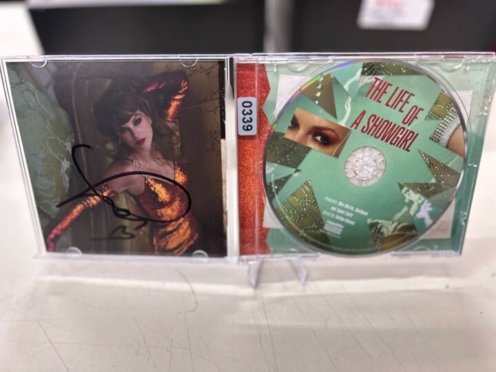 Taylor Swift - The Life of a Showgirl Signed CD | 0339 – Vinceron