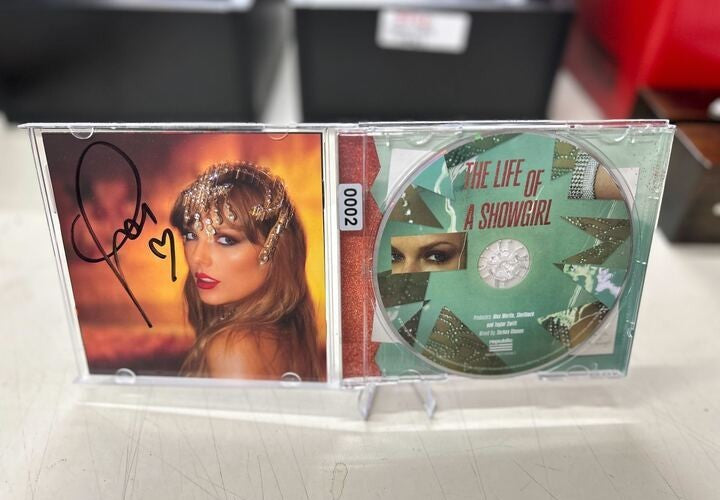 Taylor Swift - The Life of a Showgirl Signed CD | 0002 – Vinceron